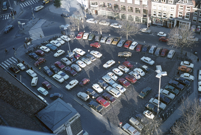 117581 Gezicht op de parkeerplaats op de Neude te Utrecht, vanaf de Neudeflat (Vinkenburgstraat 26).